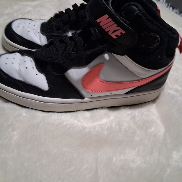 Nike Black and Pink Sneakers with Classic Design - Picture 4 of 13